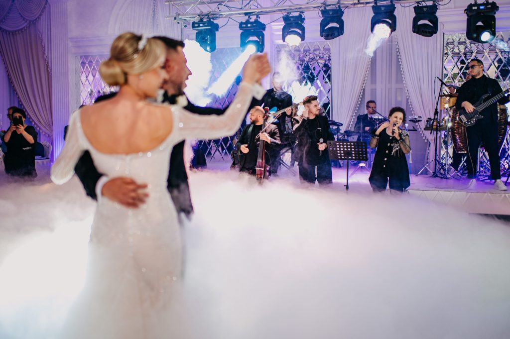 Dansul mirilor interpretat live de o trupă cover live nuntă