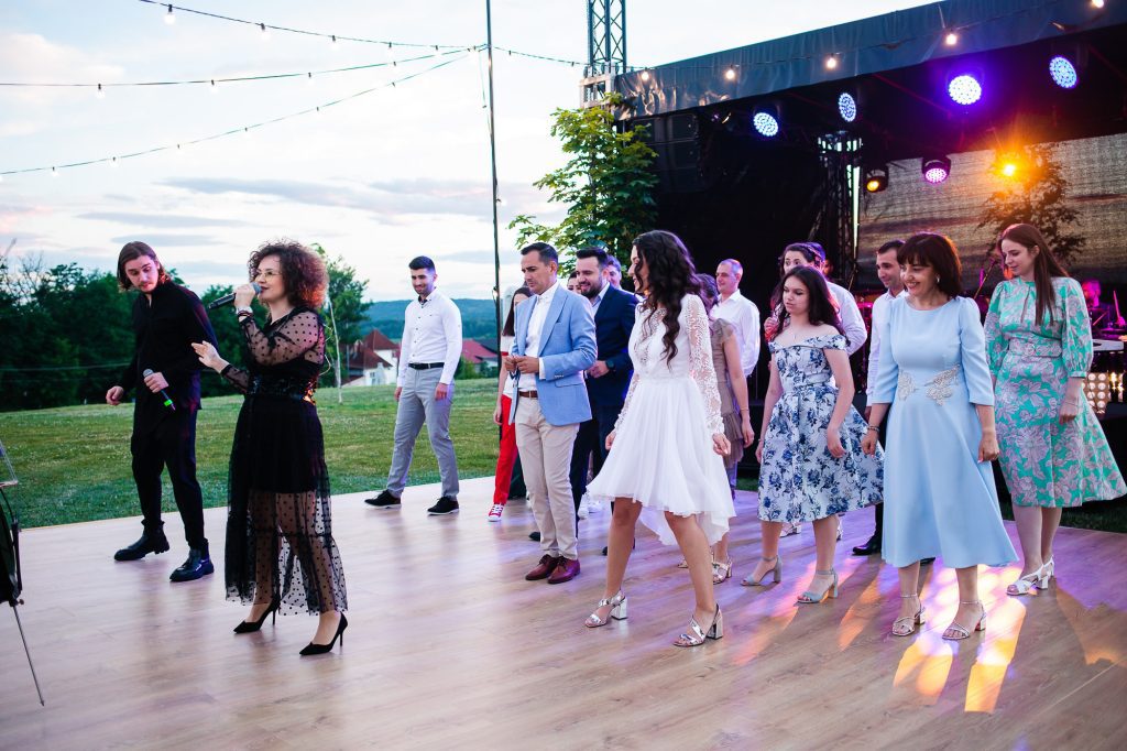 Invitați la nunta ta dansând pe muzică live a unei trupe cover live nuntă